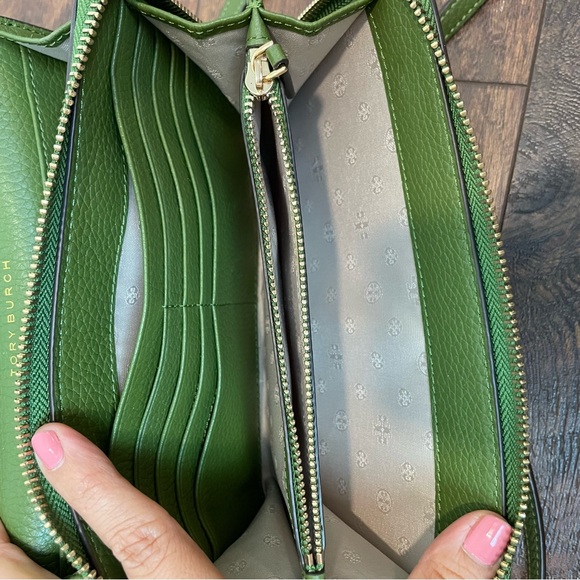Tory Burch Thea Flat Wallet Crossbody in Spinach Green Pebbled Leather - Picture 9 of 9